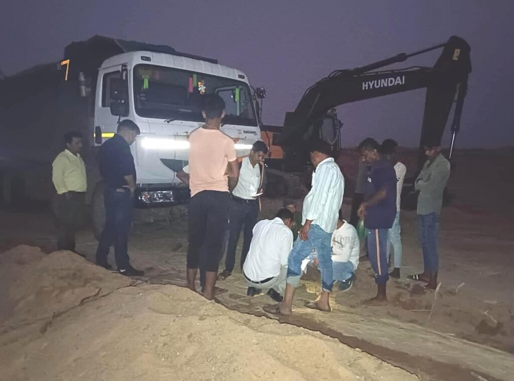रेत के अवैध खनन व परिवहन के मामले में 6 चैन माउंटेड मशीन सहित 57 वाहन जब्त .. Kshiti Technologies रेत के अवैध खनन व परिवहन के मामले में 6 चैन माउंटेड मशीन सहित 57 वाहन जब्त .. Kshiti Technologies