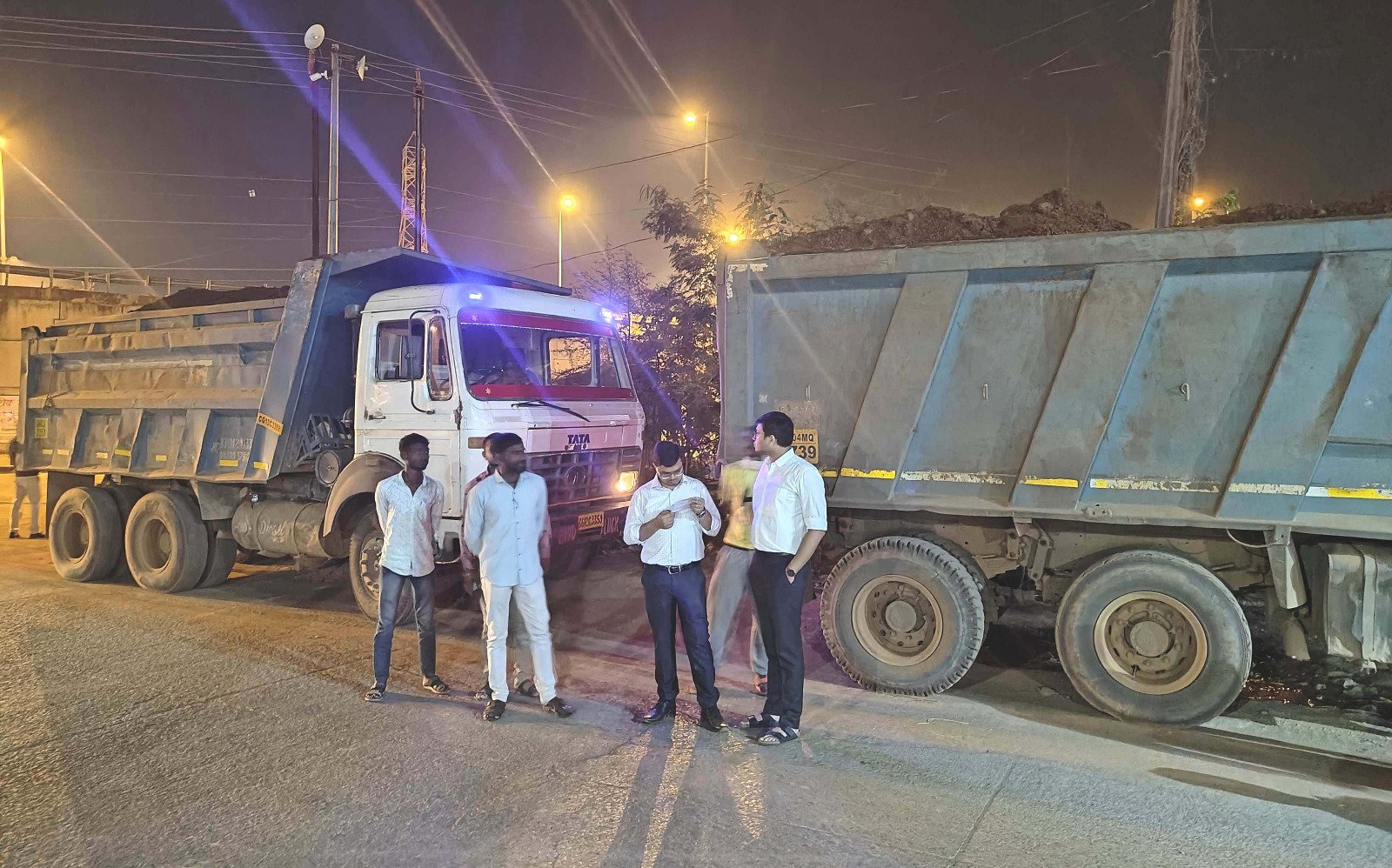 रेत के अवैध खनन व परिवहन के मामले में 6 चैन माउंटेड मशीन सहित 57 वाहन जब्त .. Kshiti Technologies रेत के अवैध खनन व परिवहन के मामले में 6 चैन माउंटेड मशीन सहित 57 वाहन जब्त .. Kshiti Technologies