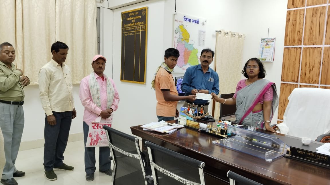 स्कूल में अध्ययनरत विद्यार्थियों का आकस्मिक मृत्यु हो जाने पर उनके पालकों को प्रदान की गई बीमा राशि .. Kshiti Technologies स्कूल में अध्ययनरत विद्यार्थियों का आकस्मिक मृत्यु हो जाने पर उनके पालकों को प्रदान की गई बीमा राशि .. Kshiti Technologies