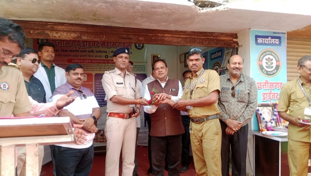 छत्तीसगढ़ ड्राइवर महासंगठन के जिला कार्यालय के शुभारंभ पर ड्राइवरों का निःशुल्क स्वास्थय एवं नेत्र परीक्षण का हुआ आयोजन Kshiti Technologies छत्तीसगढ़ ड्राइवर महासंगठन के जिला कार्यालय के शुभारंभ पर ड्राइवरों का निःशुल्क स्वास्थय एवं नेत्र परीक्षण का हुआ आयोजन Kshiti Technologies