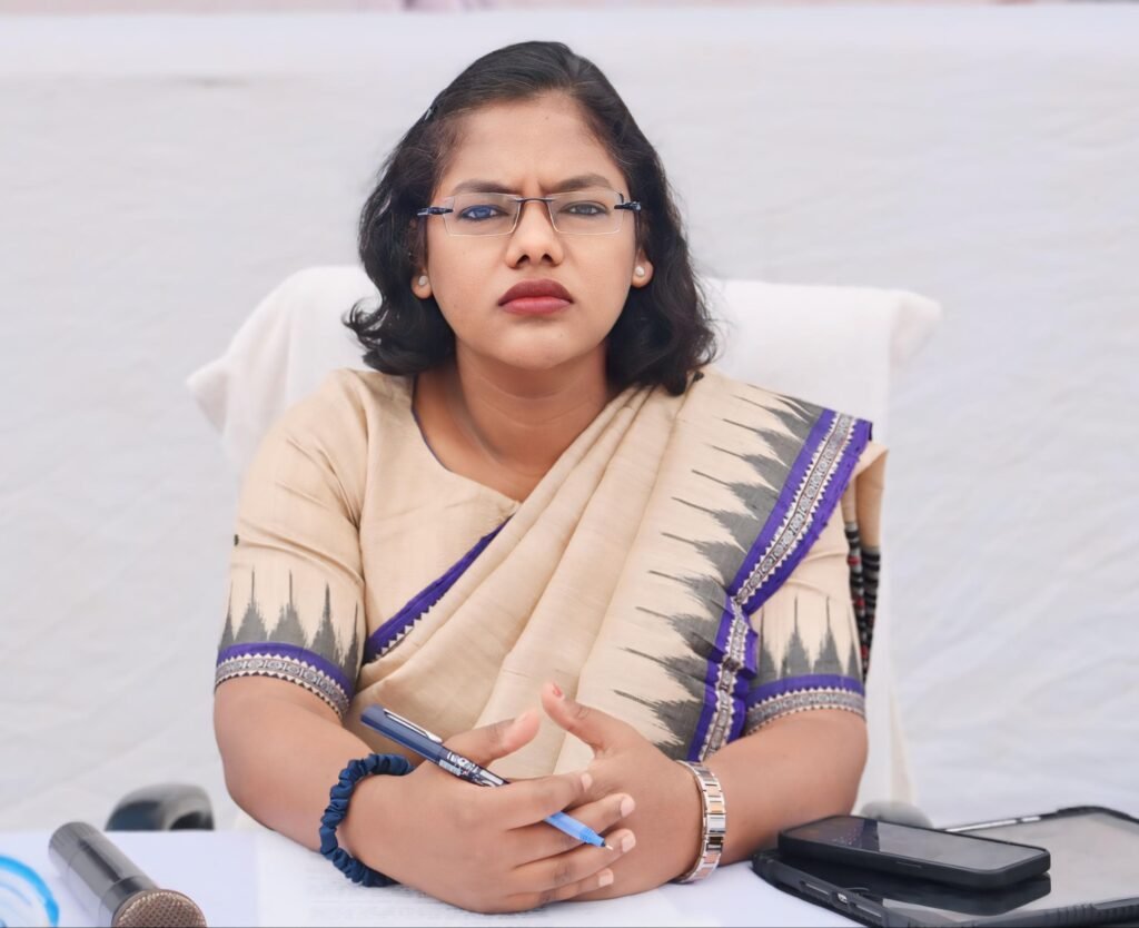 कलेक्टर ने मालखरौदा के दशहरा मैदान में ली साप्ताहिक समय सीमा की बैठक .. Kshiti Technologies कलेक्टर ने मालखरौदा के दशहरा मैदान में ली साप्ताहिक समय सीमा की बैठक .. Kshiti Technologies
