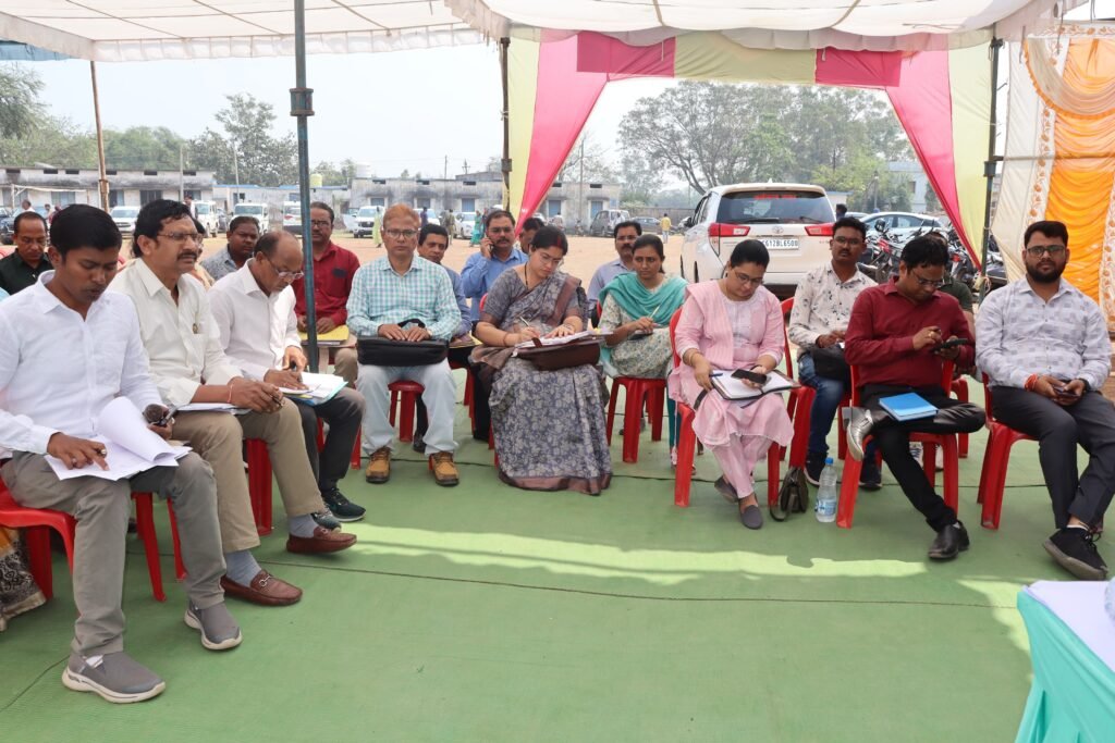 कलेक्टर ने मालखरौदा के दशहरा मैदान में ली साप्ताहिक समय सीमा की बैठक .. Kshiti Technologies कलेक्टर ने मालखरौदा के दशहरा मैदान में ली साप्ताहिक समय सीमा की बैठक .. Kshiti Technologies