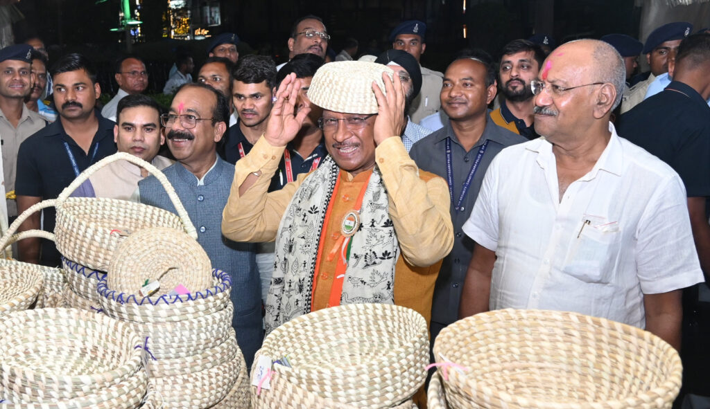 मुख्यमंत्री साय ने किया जगार-2024 ’हस्तशिल्प एवं हाथकरघा’ प्रदर्शनी का शुभारंभ .. Kshiti Technologies मुख्यमंत्री साय ने किया जगार-2024 ’हस्तशिल्प एवं हाथकरघा’ प्रदर्शनी का शुभारंभ .. Kshiti Technologies