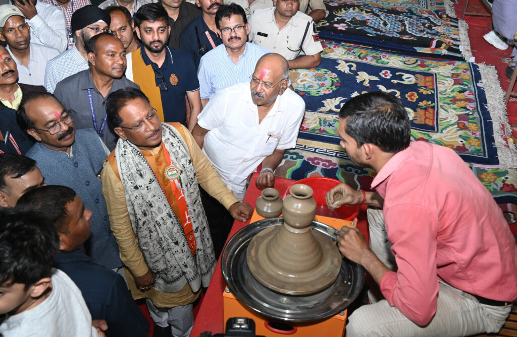 मुख्यमंत्री साय ने किया जगार-2024 ’हस्तशिल्प एवं हाथकरघा’ प्रदर्शनी का शुभारंभ .. Kshiti Technologies मुख्यमंत्री साय ने किया जगार-2024 ’हस्तशिल्प एवं हाथकरघा’ प्रदर्शनी का शुभारंभ .. Kshiti Technologies