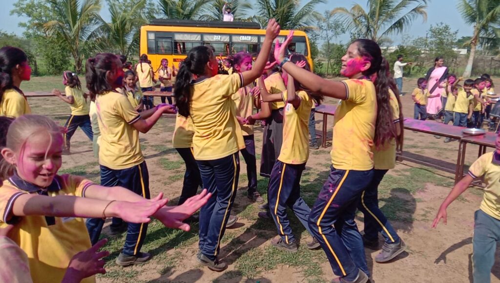 वंदे मातरम आदर्श विद्यालय मालखरौदा के आदर्श रंगों में रंगे स्कूली बच्चें .. Kshiti Technologies वंदे मातरम आदर्श विद्यालय मालखरौदा के आदर्श रंगों में रंगे स्कूली बच्चें .. Kshiti Technologies