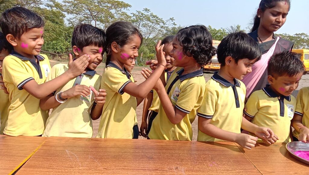 वंदे मातरम आदर्श विद्यालय मालखरौदा के आदर्श रंगों में रंगे स्कूली बच्चें .. Kshiti Technologies वंदे मातरम आदर्श विद्यालय मालखरौदा के आदर्श रंगों में रंगे स्कूली बच्चें .. Kshiti Technologies