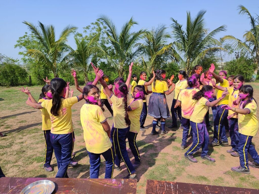 वंदे मातरम आदर्श विद्यालय मालखरौदा के आदर्श रंगों में रंगे स्कूली बच्चें .. Kshiti Technologies वंदे मातरम आदर्श विद्यालय मालखरौदा के आदर्श रंगों में रंगे स्कूली बच्चें .. Kshiti Technologies