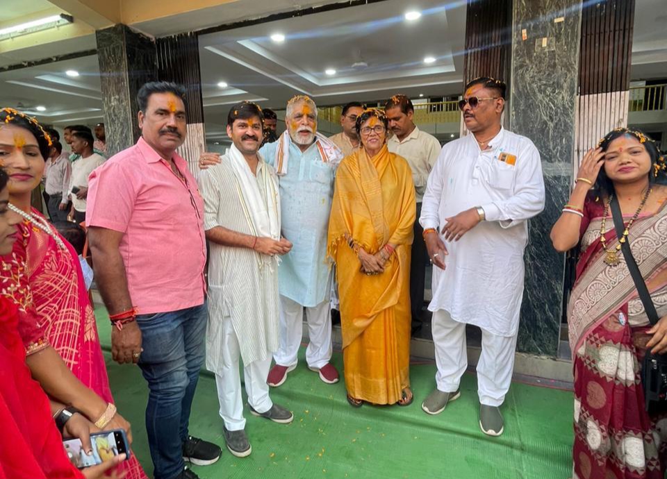 होली के रंग में रंगे डॉ. चरणदास, ज्योत्सना महंत, ढोल-नगाड़ों व फागुनी गीत के बीच थिरके महंत .. Kshiti Technologies होली के रंग में रंगे डॉ. चरणदास, ज्योत्सना महंत, ढोल-नगाड़ों व फागुनी गीत के बीच थिरके महंत .. Kshiti Technologies