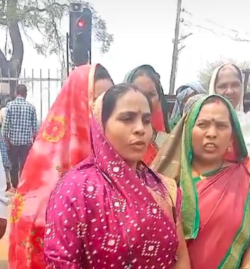 सकरेली के समपार फाटक क्रमांक 326 को रेलवे की ओर से 1अप्रैल से स्थायी रूप से बंद किए जाने को लेकर स्थानीय लोग हुए लामबंद .. Kshiti Technologies सकरेली के समपार फाटक क्रमांक 326 को रेलवे की ओर से 1अप्रैल से स्थायी रूप से बंद किए जाने को लेकर स्थानीय लोग हुए लामबंद .. Kshiti Technologies