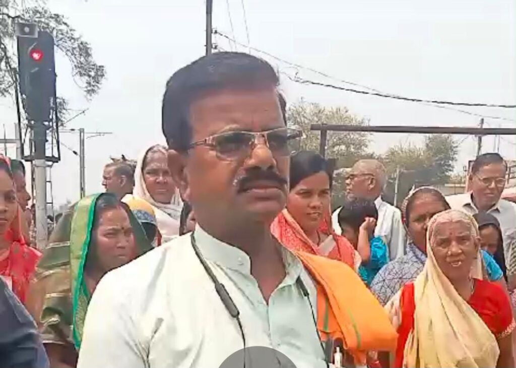 सकरेली के समपार फाटक क्रमांक 326 को रेलवे की ओर से 1अप्रैल से स्थायी रूप से बंद किए जाने को लेकर स्थानीय लोग हुए लामबंद .. Kshiti Technologies सकरेली के समपार फाटक क्रमांक 326 को रेलवे की ओर से 1अप्रैल से स्थायी रूप से बंद किए जाने को लेकर स्थानीय लोग हुए लामबंद .. Kshiti Technologies