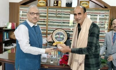 उच्च न्यायालय के अर्दली की सेवानिवृत्ति पर दी गई भावभीनी विदाई .. Kshiti Technologies