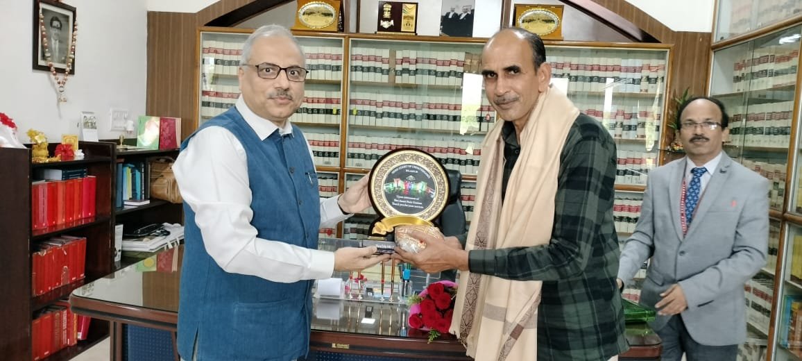 उच्च न्यायालय के अर्दली की सेवानिवृत्ति पर दी गई भावभीनी विदाई .. Kshiti Technologies उच्च न्यायालय के अर्दली की सेवानिवृत्ति पर दी गई भावभीनी विदाई .. Kshiti Technologies