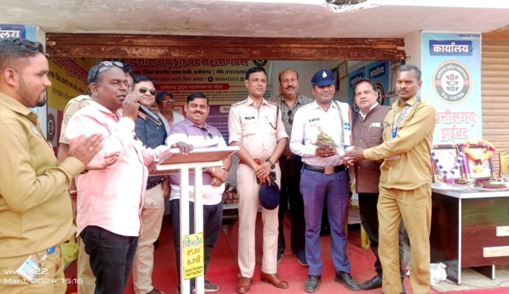 छत्तीसगढ़ ड्राइवर महासंगठन के जिला कार्यालय के शुभारंभ पर ड्राइवरों का निःशुल्क स्वास्थय एवं नेत्र परीक्षण का हुआ आयोजन Kshiti Technologies छत्तीसगढ़ ड्राइवर महासंगठन के जिला कार्यालय के शुभारंभ पर ड्राइवरों का निःशुल्क स्वास्थय एवं नेत्र परीक्षण का हुआ आयोजन Kshiti Technologies