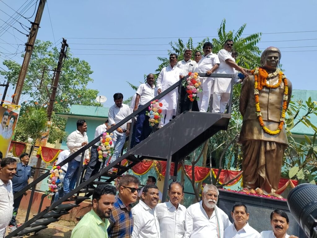 स्व बिसाहूदास महंत के 100वी जयंती के अवसर पर कांग्रेस जनों सहित जिले वासियों ने किया याद .. Kshiti Technologies स्व बिसाहूदास महंत के 100वी जयंती के अवसर पर कांग्रेस जनों सहित जिले वासियों ने किया याद .. Kshiti Technologies