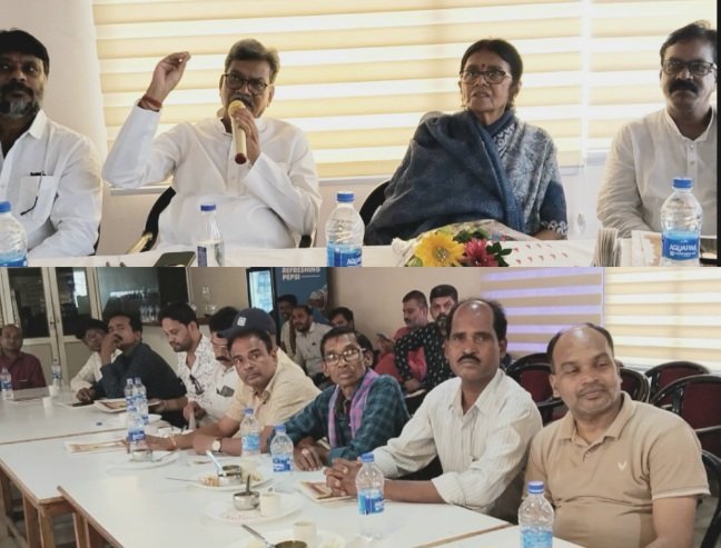 सार्वजनिक उद्योगों को निजी हाथों में जाने से बचाना होगा, कांग्रेस को मजबूत करें - डॉ. चरणदास महंत .. Kshiti Technologies सार्वजनिक उद्योगों को निजी हाथों में जाने से बचाना होगा, कांग्रेस को मजबूत करें - डॉ. चरणदास महंत .. Kshiti Technologies