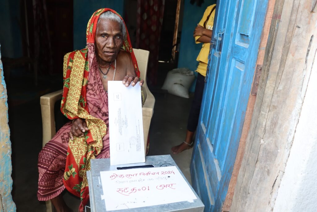 उम्रदराज और दिव्यांगजनों ने होम वोटिंग कर सशक्त लोकतंत्र निर्माण में निभाई सहभागिता .. Kshiti Technologies उम्रदराज और दिव्यांगजनों ने होम वोटिंग कर सशक्त लोकतंत्र निर्माण में निभाई सहभागिता .. Kshiti Technologies