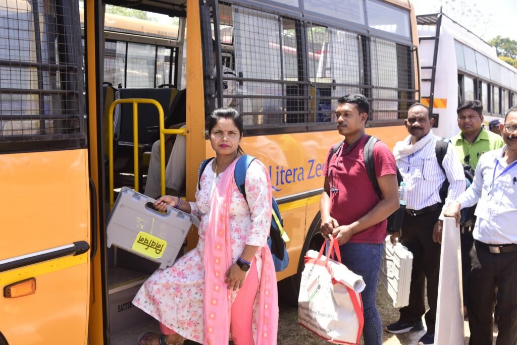 लोकसभा निर्वाचन - 2024 मतदान सामग्री के साथ मतदान दल उत्साह से हुए रवाना .. Kshiti Technologies लोकसभा निर्वाचन - 2024 मतदान सामग्री के साथ मतदान दल उत्साह से हुए रवाना .. Kshiti Technologies