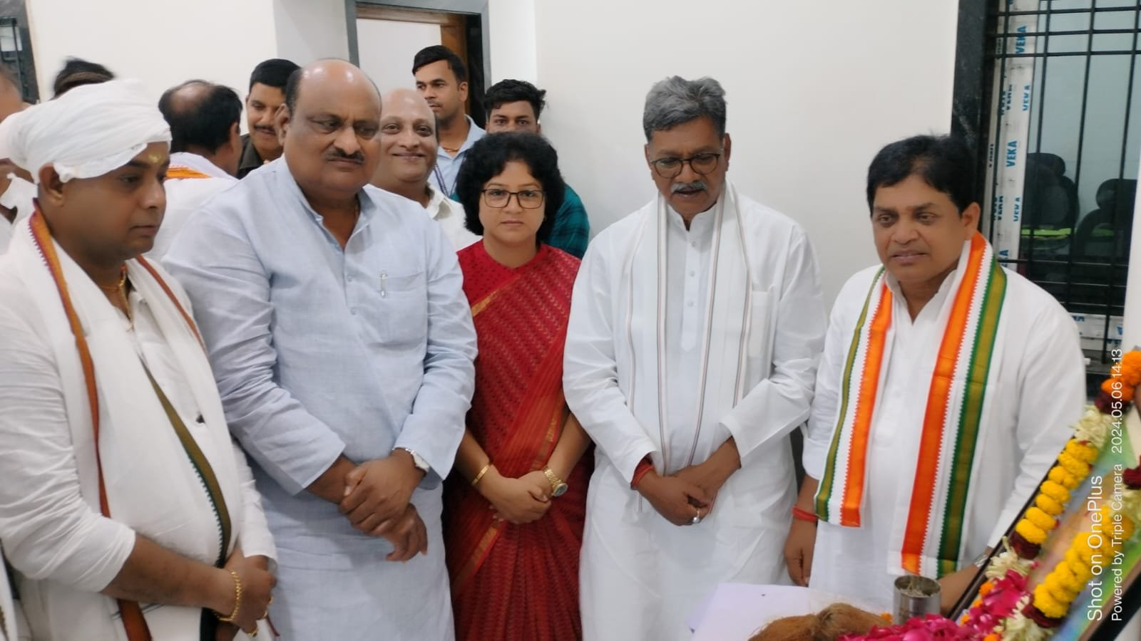 जैजैपुर विधायक बालेश्वर साहु के पिताजी के दश गात्र पर पहुंचे - नेता प्रतिपक्ष डॉ चरणदास महंत .. Kshiti Technologies जैजैपुर विधायक बालेश्वर साहु के पिताजी के दश गात्र पर पहुंचे - नेता प्रतिपक्ष डॉ चरणदास महंत .. Kshiti Technologies