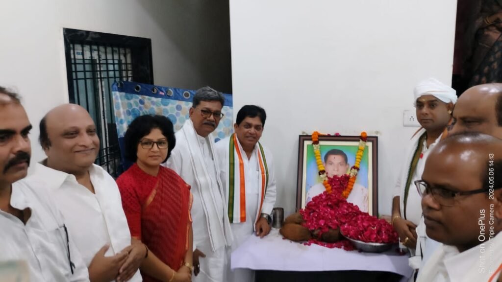 जैजैपुर विधायक बालेश्वर साहु के पिताजी के दश गात्र पर पहुंचे - नेता प्रतिपक्ष डॉ चरणदास महंत .. Kshiti Technologies जैजैपुर विधायक बालेश्वर साहु के पिताजी के दश गात्र पर पहुंचे - नेता प्रतिपक्ष डॉ चरणदास महंत .. Kshiti Technologies