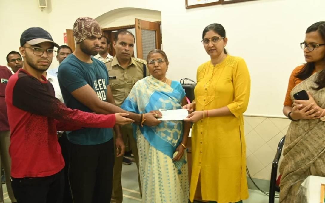 मुख्य निर्वाचन पदाधिकारी ने निर्वाचन कर्तव्य के दौरान मृत महिलाकर्मी के दोनों पुत्रों को प्रदान किया कुल 15 लाख रूपए की अनुग्रह राशि का चेक .. Kshiti Technologies मुख्य निर्वाचन पदाधिकारी ने निर्वाचन कर्तव्य के दौरान मृत महिलाकर्मी के दोनों पुत्रों को प्रदान किया कुल 15 लाख रूपए की अनुग्रह राशि का चेक .. Kshiti Technologies