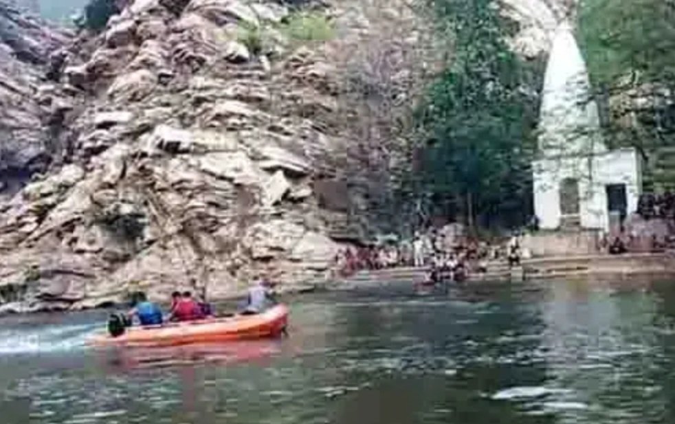 ऋषभतीर्थ, दमाऊधारा तालाब में बड़ा हादसा, गहराई में डूबने से महिला की हुई मौत .. Kshiti Technologies ऋषभतीर्थ, दमाऊधारा तालाब में बड़ा हादसा, गहराई में डूबने से महिला की हुई मौत .. Kshiti Technologies
