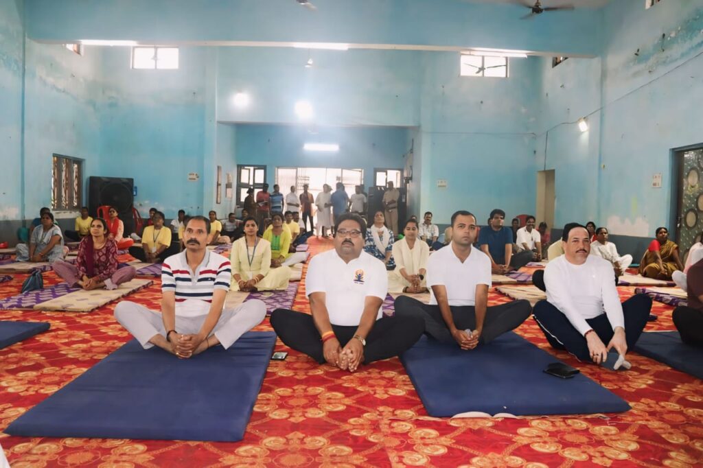 दसवें अंतर्राष्ट्रीय योग दिवस पर जिलेवासियों में दिखा खासा उत्साह, जागरूकतापूर्वक सभी वर्ग के लोगों ने किया योगाभ्यास .. Kshiti Technologies दसवें अंतर्राष्ट्रीय योग दिवस पर जिलेवासियों में दिखा खासा उत्साह, जागरूकतापूर्वक सभी वर्ग के लोगों ने किया योगाभ्यास .. Kshiti Technologies