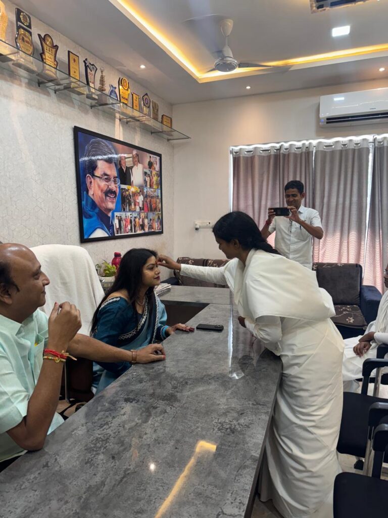 ब्रह्माकुमारी दीदी ने पूर्व नगर पालिका अध्यक्ष एवं उपाध्यक्ष नरेश-रीना गेवाडीन को रक्षा बंधन के पावन अवसर पर रक्षा सूत्र बांधकर दी मंगल कामनाएं .. Kshiti Technologies ब्रह्माकुमारी दीदी ने पूर्व नगर पालिका अध्यक्ष एवं उपाध्यक्ष नरेश-रीना गेवाडीन को रक्षा बंधन के पावन अवसर पर रक्षा सूत्र बांधकर दी मंगल कामनाएं .. Kshiti Technologies