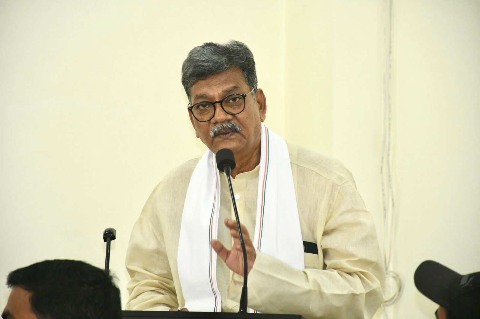 नेता प्रतिपक्ष डॉ. चरणदास महंत ने भिलाई लाठीचार्ज पर भाजपा सरकार को घेरा, कानून व्यवस्था पर उठाए सवाल .. Kshiti Technologies नेता प्रतिपक्ष डॉ. चरणदास महंत ने भिलाई लाठीचार्ज पर भाजपा सरकार को घेरा, कानून व्यवस्था पर उठाए सवाल .. Kshiti Technologies