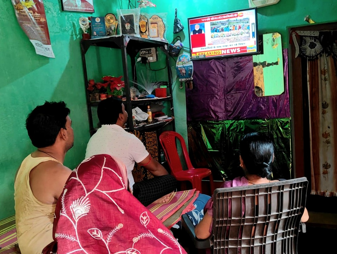 भाजयुमो प्रभारी जयप्रकाश डनसेना ने परिवार सहित सुनी प्रधानमंत्री मोदी की 114वीं ‘मन की बात’ .. Kshiti Technologies भाजयुमो प्रभारी जयप्रकाश डनसेना ने परिवार सहित सुनी प्रधानमंत्री मोदी की 114वीं ‘मन की बात’ .. Kshiti Technologies