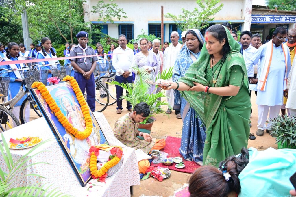 महिला एवं बाल विकास मंत्री श्रीमती लक्ष्मी राजवाड़े ने स्कूली छात्राओं को किया सायकल वितरण .. Kshiti Technologies महिला एवं बाल विकास मंत्री श्रीमती लक्ष्मी राजवाड़े ने स्कूली छात्राओं को किया सायकल वितरण .. Kshiti Technologies
