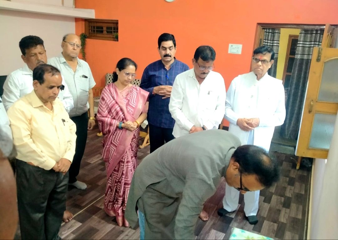 सेवानिवृत्त प्राध्यापक श्यामा प्रसाद चरण चौबे को मंच ने दी श्रद्धांजलि .. Kshiti Technologies सेवानिवृत्त प्राध्यापक श्यामा प्रसाद चरण चौबे को मंच ने दी श्रद्धांजलि .. Kshiti Technologies