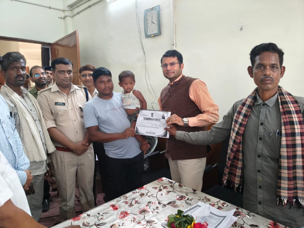 कलेक्टर एवं पुलिस अधीक्षक की उपस्थिति में भालुमार में आयोजित हुई विशेष ग्राम सभा .. Kshiti Technologies कलेक्टर एवं पुलिस अधीक्षक की उपस्थिति में भालुमार में आयोजित हुई विशेष ग्राम सभा .. Kshiti Technologies