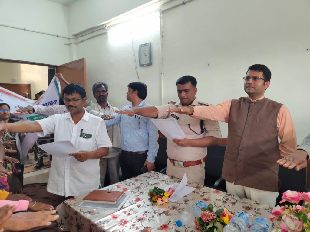 कलेक्टर एवं पुलिस अधीक्षक की उपस्थिति में भालुमार में आयोजित हुई विशेष ग्राम सभा .. Kshiti Technologies कलेक्टर एवं पुलिस अधीक्षक की उपस्थिति में भालुमार में आयोजित हुई विशेष ग्राम सभा .. Kshiti Technologies