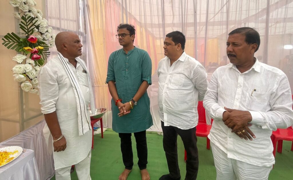 स्व. धनकुंवर राठौर को श्रद्धांजलि अर्पित करने पहुंचे कांग्रेस नेता सूरज महंत .. Kshiti Technologies स्व. धनकुंवर राठौर को श्रद्धांजलि अर्पित करने पहुंचे कांग्रेस नेता सूरज महंत .. Kshiti Technologies