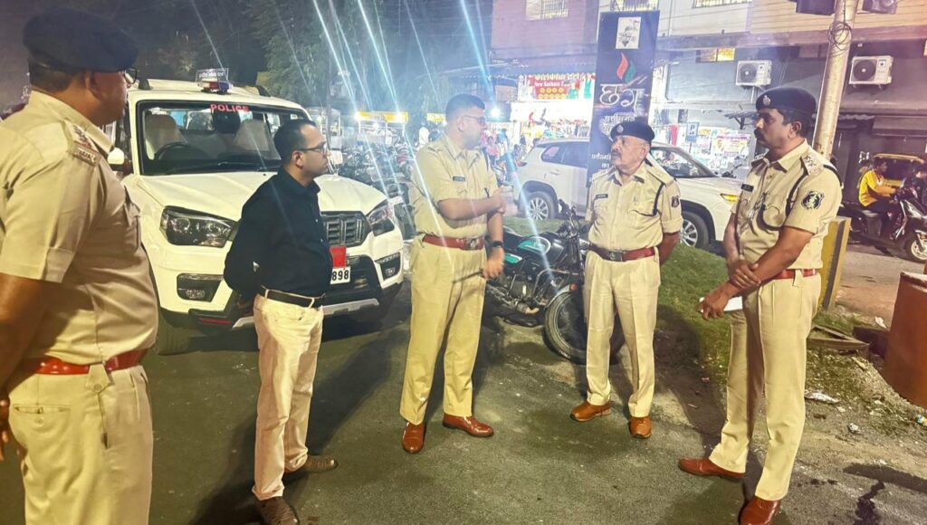 कलेक्टर, एसपी ने देर रात शहर के प्रमुख चौक चौराहों, सराफा सहित अन्य बाजारों का किया निरीक्षण .. Kshiti Technologies कलेक्टर, एसपी ने देर रात शहर के प्रमुख चौक चौराहों, सराफा सहित अन्य बाजारों का किया निरीक्षण .. Kshiti Technologies