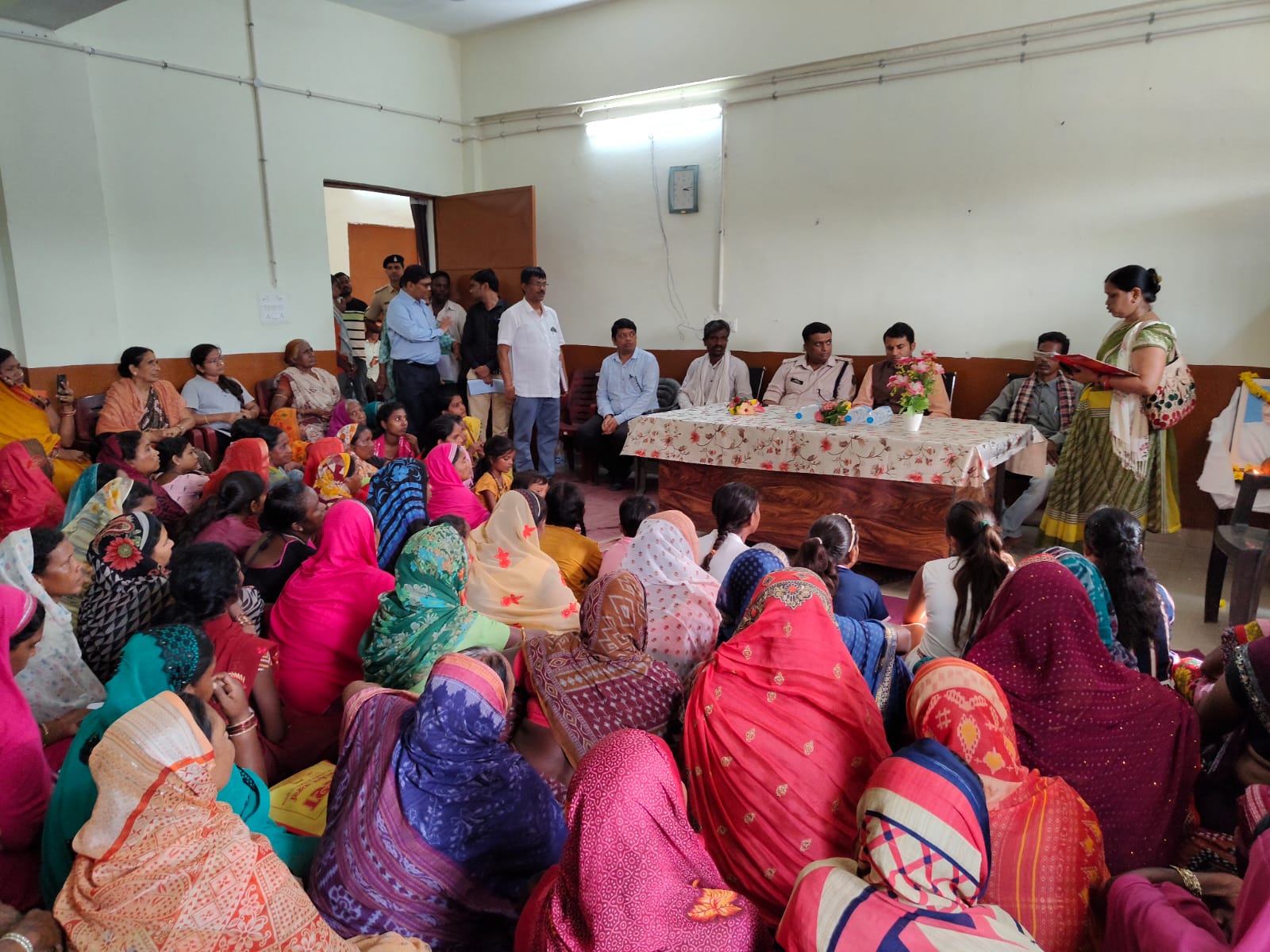 कलेक्टर एवं पुलिस अधीक्षक की उपस्थिति में भालुमार में आयोजित हुई विशेष ग्राम सभा .. Kshiti Technologies कलेक्टर एवं पुलिस अधीक्षक की उपस्थिति में भालुमार में आयोजित हुई विशेष ग्राम सभा .. Kshiti Technologies