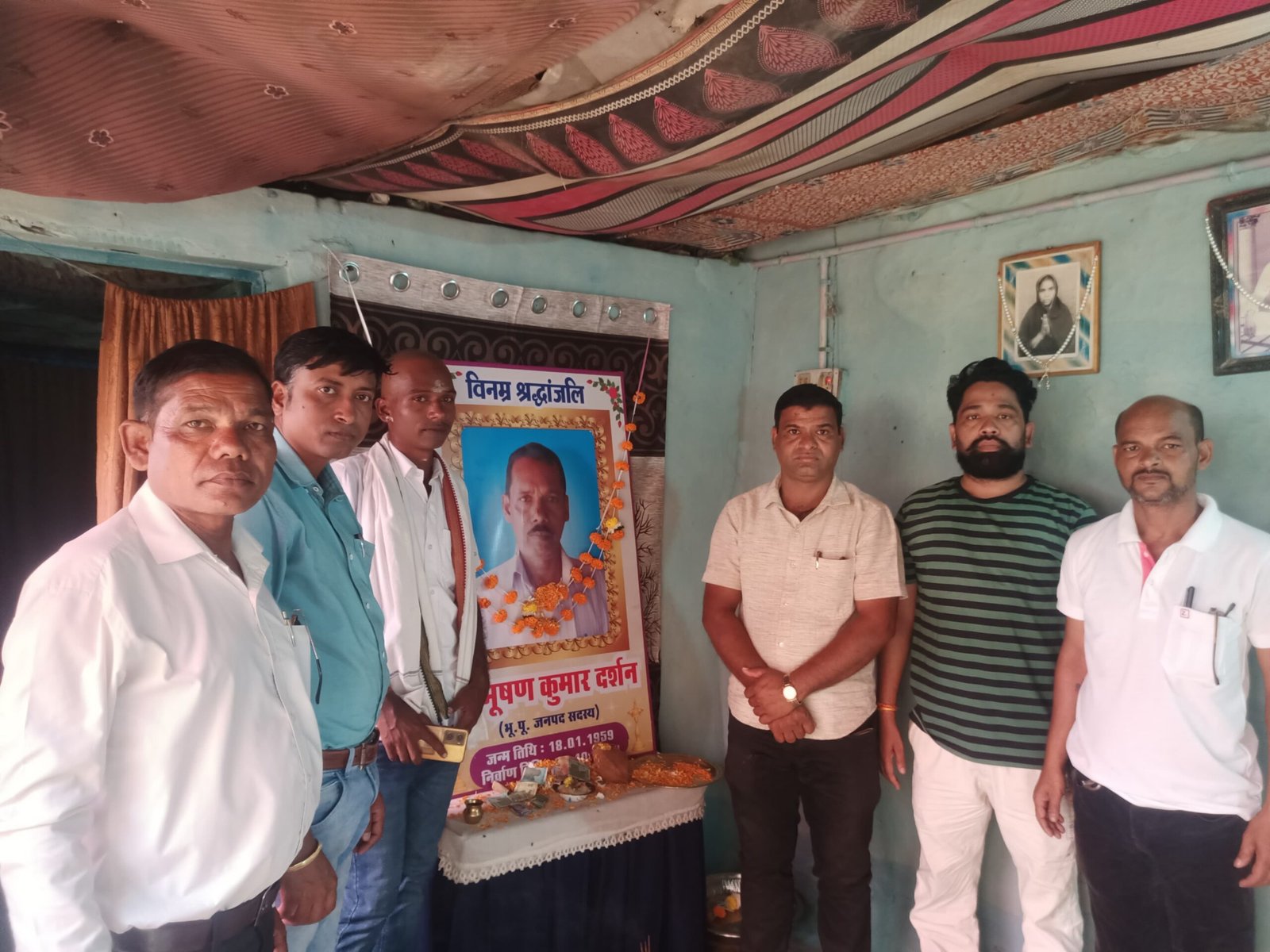 भूषण दर्शन को श्रद्धांजलि देने पहुंचे पत्रकार Kshiti Technologies भूषण दर्शन को श्रद्धांजलि देने पहुंचे पत्रकार Kshiti Technologies