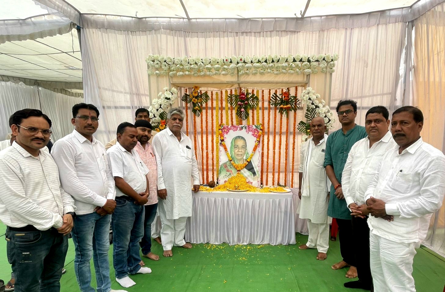 स्व. धनकुंवर राठौर को श्रद्धांजलि अर्पित करने पहुंचे कांग्रेस नेता सूरज महंत .. Kshiti Technologies स्व. धनकुंवर राठौर को श्रद्धांजलि अर्पित करने पहुंचे कांग्रेस नेता सूरज महंत .. Kshiti Technologies