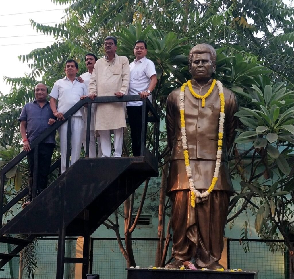 डॉ. चरण दास महंत ने बाबूजी स्व. बिसाहू दास महंत जी को माल्यार्पण कर उन्हें श्रद्धा सुमन अर्पित कर श्रद्धांजलि दी.. Kshiti Technologies डॉ. चरण दास महंत ने बाबूजी स्व. बिसाहू दास महंत जी को माल्यार्पण कर उन्हें श्रद्धा सुमन अर्पित कर श्रद्धांजलि दी.. Kshiti Technologies