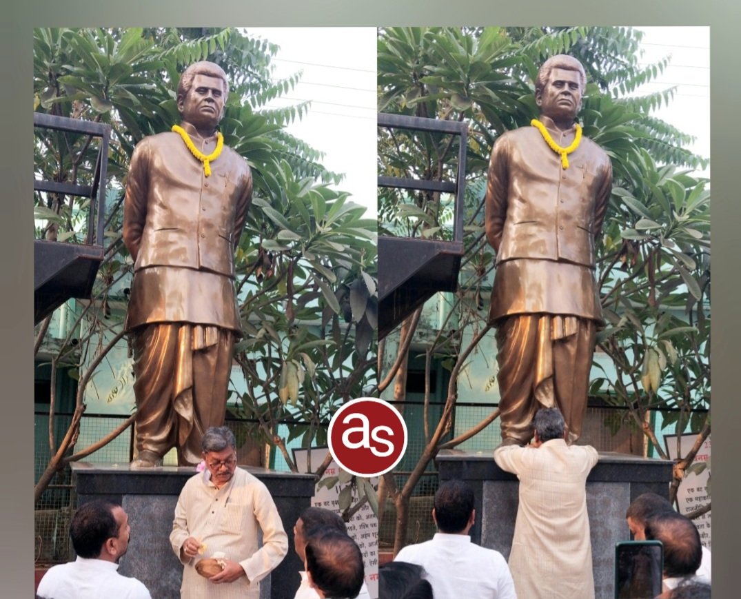 डॉ. चरण दास महंत ने बाबूजी स्व. बिसाहू दास महंत जी को माल्यार्पण कर उन्हें श्रद्धा सुमन अर्पित कर श्रद्धांजलि दी.. Kshiti Technologies डॉ. चरण दास महंत ने बाबूजी स्व. बिसाहू दास महंत जी को माल्यार्पण कर उन्हें श्रद्धा सुमन अर्पित कर श्रद्धांजलि दी.. Kshiti Technologies