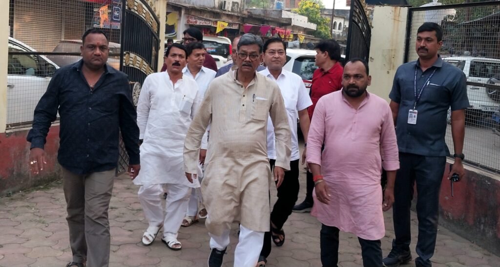 डॉ. चरण दास महंत ने बाबूजी स्व. बिसाहू दास महंत जी को माल्यार्पण कर उन्हें श्रद्धा सुमन अर्पित कर श्रद्धांजलि दी.. Kshiti Technologies डॉ. चरण दास महंत ने बाबूजी स्व. बिसाहू दास महंत जी को माल्यार्पण कर उन्हें श्रद्धा सुमन अर्पित कर श्रद्धांजलि दी.. Kshiti Technologies