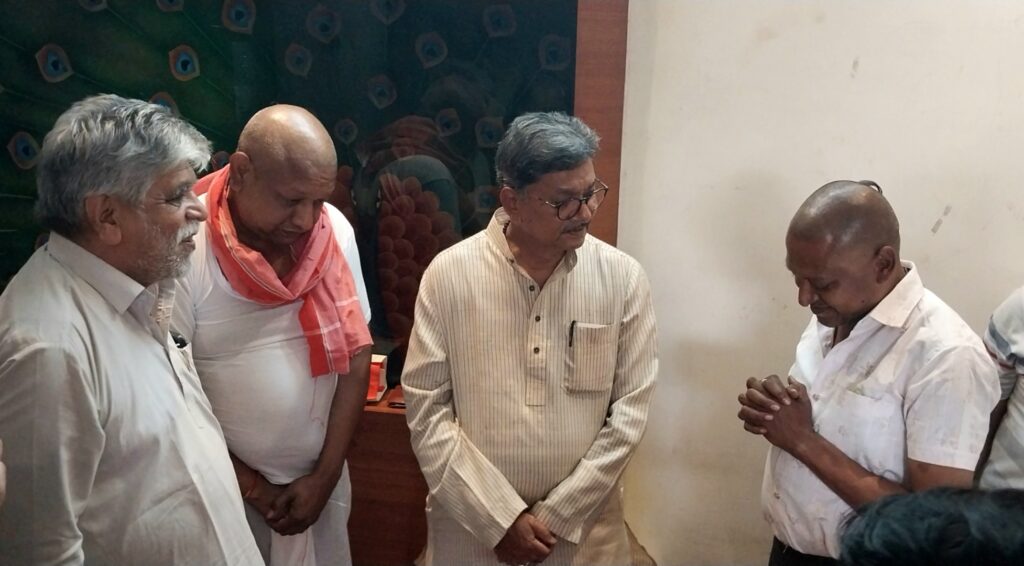 नेता प्रतिपक्ष डॉ. चरणदास महंत ने दिवंगत कपूरचंद निगानियां को दी श्रद्धांजलि .. Kshiti Technologies नेता प्रतिपक्ष डॉ. चरणदास महंत ने दिवंगत कपूरचंद निगानियां को दी श्रद्धांजलि .. Kshiti Technologies