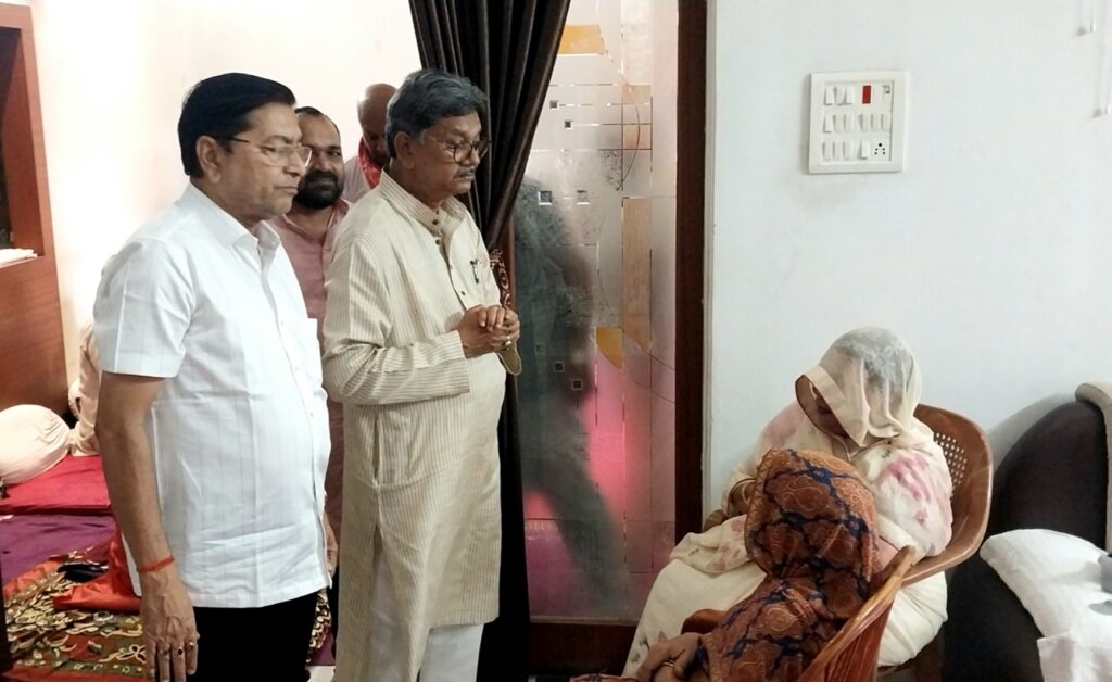 नेता प्रतिपक्ष डॉ. चरणदास महंत ने दिवंगत कपूरचंद निगानियां को दी श्रद्धांजलि .. Kshiti Technologies नेता प्रतिपक्ष डॉ. चरणदास महंत ने दिवंगत कपूरचंद निगानियां को दी श्रद्धांजलि .. Kshiti Technologies