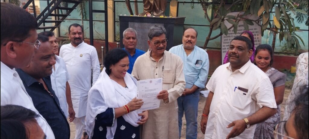 डॉ महंत ने कॉग्रेस कार्यकर्ताओं के निवास पहुँचकर संवेदना व्यक्त की, कई विकास कार्यों की स्वीकृति प्रदान की .. Kshiti Technologies डॉ महंत ने कॉग्रेस कार्यकर्ताओं के निवास पहुँचकर संवेदना व्यक्त की, कई विकास कार्यों की स्वीकृति प्रदान की .. Kshiti Technologies