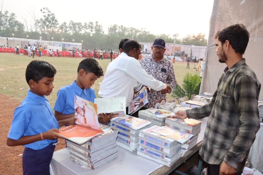 राज्योत्सव में जनसंपर्क विभाग द्वारा आमजन को शासन की योजनाओं से संबंधित विभिन्न पुस्तकों का किया गया निःशुल्क वितरण .. Kshiti Technologies राज्योत्सव में जनसंपर्क विभाग द्वारा आमजन को शासन की योजनाओं से संबंधित विभिन्न पुस्तकों का किया गया निःशुल्क वितरण .. Kshiti Technologies