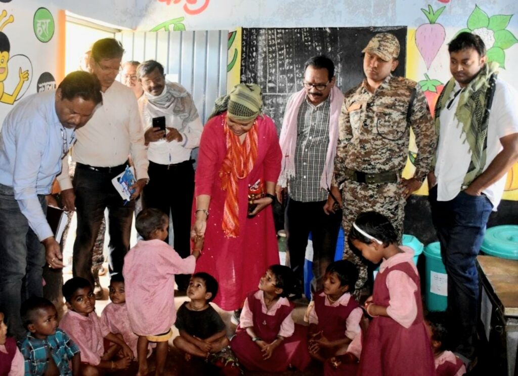 पंचायत एवं ग्रामीण विकास विभाग की प्रमुख सचिव ने अबूझमाड़ के कई गांवों का दौरा कर विकास कार्यों का लिया जायजा .. Kshiti Technologies पंचायत एवं ग्रामीण विकास विभाग की प्रमुख सचिव ने अबूझमाड़ के कई गांवों का दौरा कर विकास कार्यों का लिया जायजा .. Kshiti Technologies