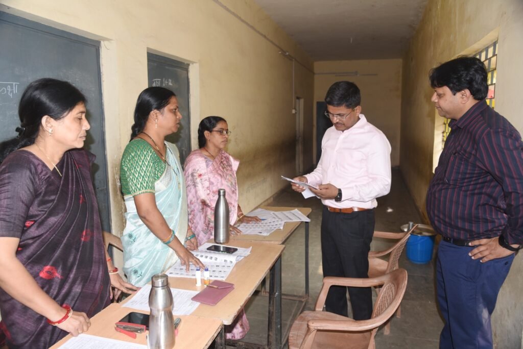 शासकीय योजनाओं का मैदानी हालात जानने दौरे पर निकले कलेक्टर .. Kshiti Technologies शासकीय योजनाओं का मैदानी हालात जानने दौरे पर निकले कलेक्टर .. Kshiti Technologies