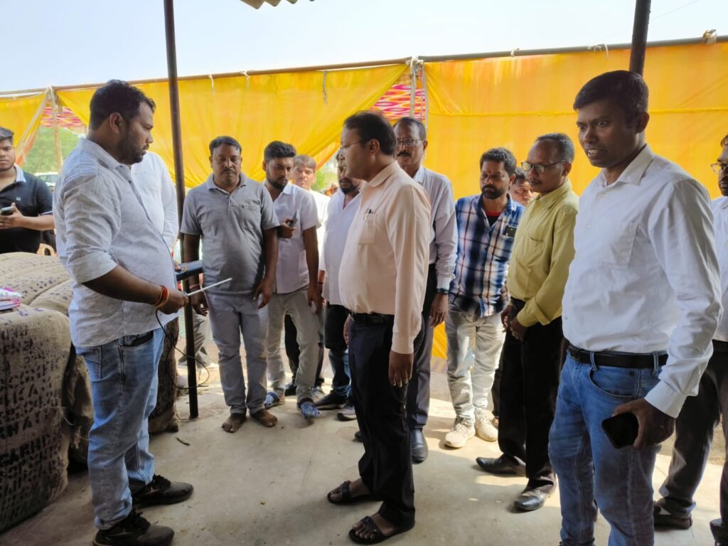 कलेक्टर अमृत विकास तोपनो ने नारियल फोड़कर और किसान को माला पहनाकर धान खरीदी कार्य का किया शुभारंभ .. Kshiti Technologies कलेक्टर अमृत विकास तोपनो ने नारियल फोड़कर और किसान को माला पहनाकर धान खरीदी कार्य का किया शुभारंभ .. Kshiti Technologies