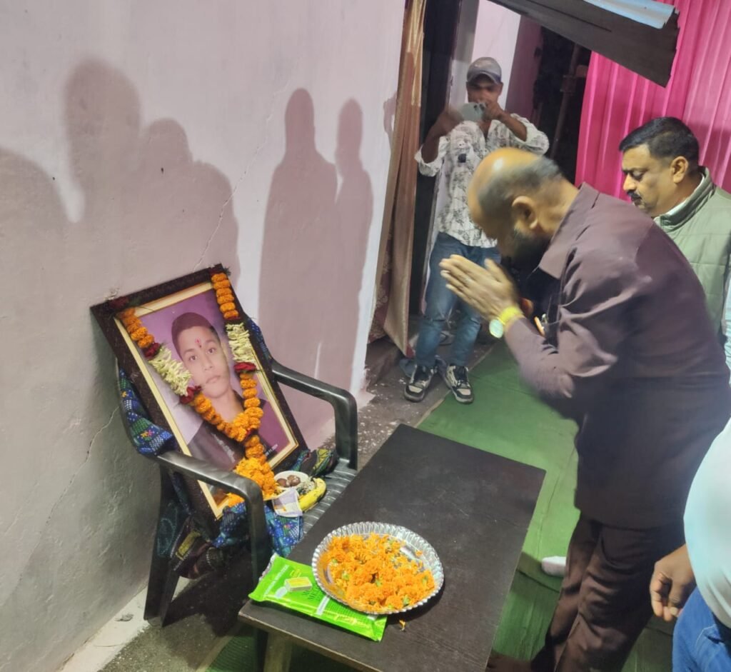 मजदूर कांग्रेस बिलासपुर जोन के महामंत्री सहित पदाधिकारियों ने दी श्रद्धांजलि .. Kshiti Technologies मजदूर कांग्रेस बिलासपुर जोन के महामंत्री सहित पदाधिकारियों ने दी श्रद्धांजलि .. Kshiti Technologies