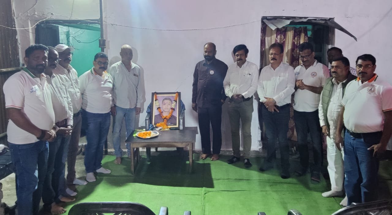 मजदूर कांग्रेस बिलासपुर जोन के महामंत्री सहित पदाधिकारियों ने दी श्रद्धांजलि .. Kshiti Technologies मजदूर कांग्रेस बिलासपुर जोन के महामंत्री सहित पदाधिकारियों ने दी श्रद्धांजलि .. Kshiti Technologies